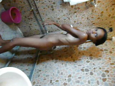 Ruskettunut ranskalainen hottie nauttii suuseksi ja ilmaiset lesbo videot titty-vittu