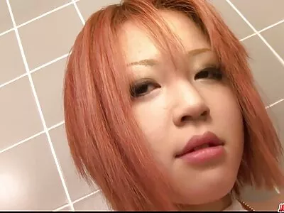 Kurvikas tatuoitu aikuisviihde videoita brunette on raa'asti perseestä