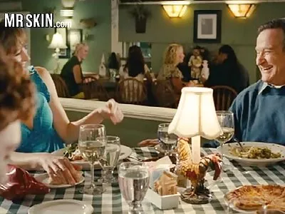Ruskeaverikkö koulutyttö saa kyytiä talon arvioijan toimesta eroottisia filmejä