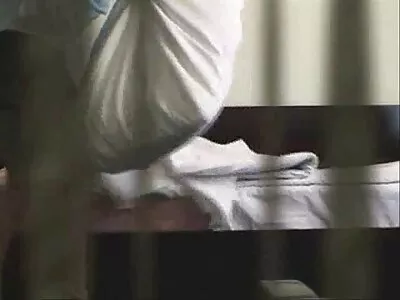 Tummankarvainen MILF hd seksivideot ratsastaa nuoren miehen nokkaria