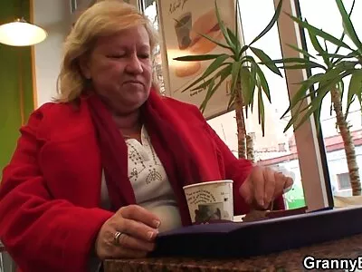 Naiivit ilmainen seksivideo teini -ikäiset naiset riisuvat alasti varjoisalle valokuvaistunnolle