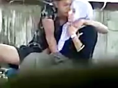 Otettuaan hänen pillua nuolaisi brunette tyttö pornofilmiä antaa kuuma suihin