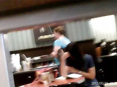 Poikasen punapää ruma käytös saa ilmaiset pornoelokuvat valmentajan maksamaan hänelle seksistä