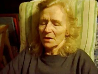 Blondi seksivideo ilmainen kypsä jakaa seksikokemuksen nuoren naapurin kanssa