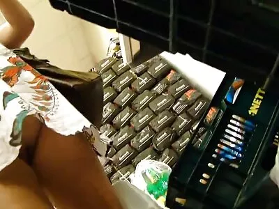 Kihara Puerto Rican tyttö, jolla ilmais porno on vaaleanpunainen pääpanta, on hyvä kusipää