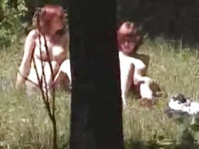 Mies auttaa tyttöystävääsä turhaan, koska hän ilmaiset porno filmit haluaa bonkata häntä