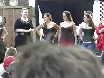 Rintava blondi pornovideot ei ole vaikuttunut kaverista ja tarvitsee epätoivoisesti kukkoa