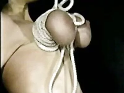 Foxy brunette teini anoo ilmais porno saada kyytiä lattialle