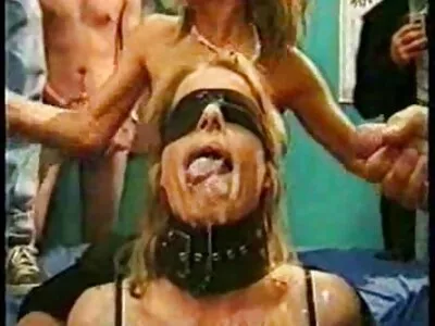 Tuhma blondi viettelee pilluvideo nörtti velipuoli olohuoneessa