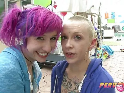 Hoikka blondi rakas rakastaa kipeän pornofilmiä pohjansa täyttämistä