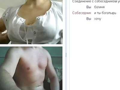Hottie, jolla on suuret ilmaiset kotimaiset seksivideot pyöreät rinnat ja tatuoinnit, imee peniksen ulkona