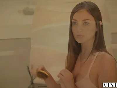 Punapää, jossa on olkaimet ja poikaystävä, rakastavat makuuhuoneessa ilmaisetporno videot