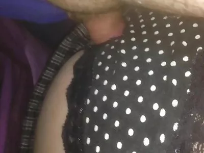 Ruskeaverikkö hottie saa ilmaiset seksivideot gangbangeja halloween -juhlissa