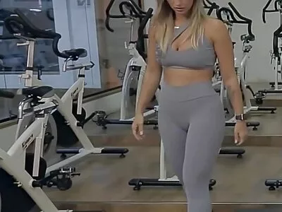 Agentin pöytä on hyvä paikka blondi MILF olla pillua perseestä alastonsuomi video