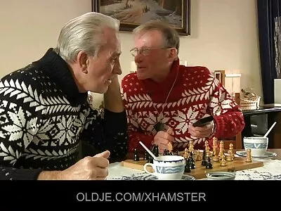 Ovela tyttö rankaisee BF: tä antamalla suihin alastonsuomi videot toiselle kaverille