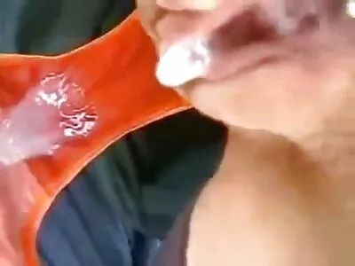 Povekas blondi hottie imee ilmaisia pornovideoita ja ratsastaa rakastajansa kanssa