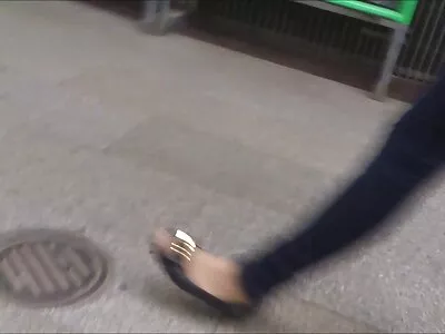 Kaunis brunette tyttö hd seksivideot saa rammed rannalla