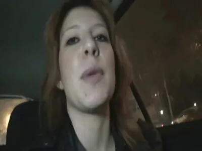 Kiimainen jätkä vetää bruneten pikkuhousut syrjään maistelemaan tuota kuumaa ilmaisia eroottisia elokuvia pillua