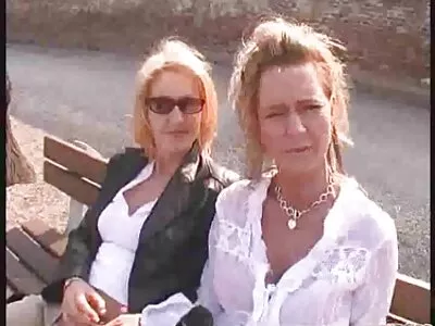 Ruskeaverikkö hottie nauttii ilmaiset pornovilmit itsensä kuumassa gangbang -toiminnassa
