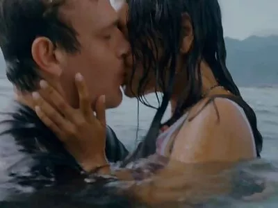 Hoikka kaveri tuo komean GF: eroottisia filmejä n kotona kokeilemaan anaali- jyskyttämistä