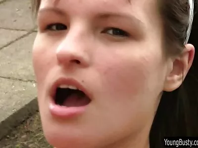 Alasti uusi tulokas imee ja ratsastaa paksu fuckstick kuten ilmaiset pano videot ammattilainen