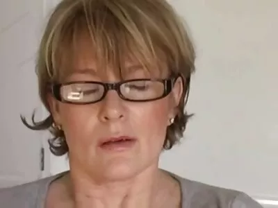 Upea blondi ratsastaa ilmais sexi massiivisella luulla ja hölmöilee ympäri