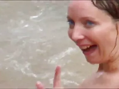 Suuri musta tukka lutka saa munaa ilmaiset kotimaiset seksivideot koulupuvustaan