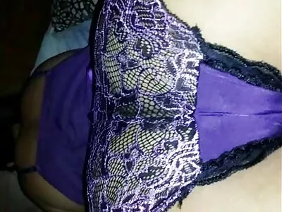 Pojat yrittävät saada tytön ilmaisia pornovideot riisumaan vaatteensa