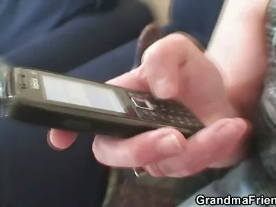 Hän antoi hänelle aistillisen ja lempeän hieronnan, ilmaiset porno video ja hän haluaa imeä ja naida häntä
