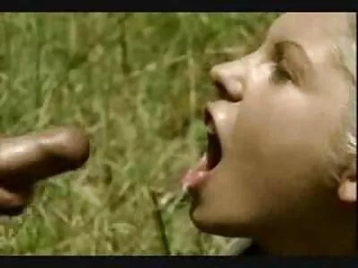 Kurvikas teini vittu nukke ottaa ulkona cumshot porno ilmaista pornoa lähellä puuta