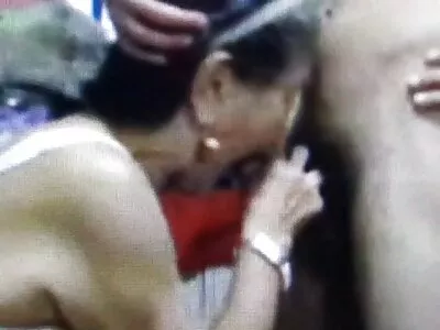 Huono MILF Cherie DeVille punaisissa alusvaatteissa viettelee erotiikka videot nuorta naapuria