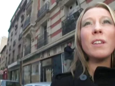 Valtava musta pullistuma liukuu helposti kotiseksivideot povekas blondin pilluun