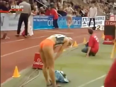 Tyttö ei halua ilmainen seksivideo pelata pelejä miehen kanssa, mutta vain perseestä